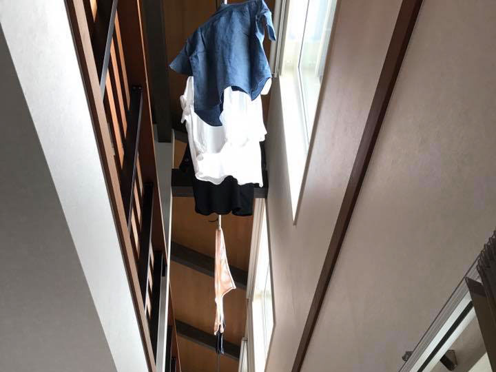 洗濯物は家の中で干します